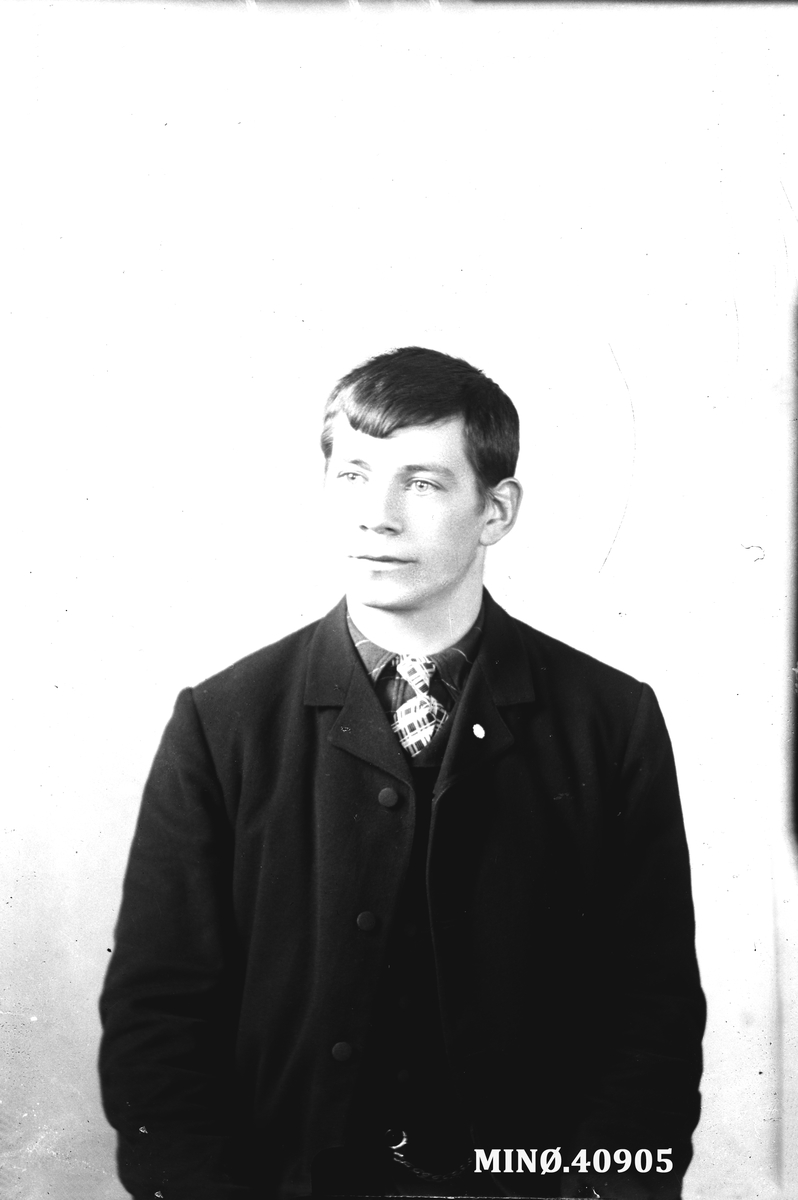 Oscar Holte, Portrett av ung mann - Martinus Torp