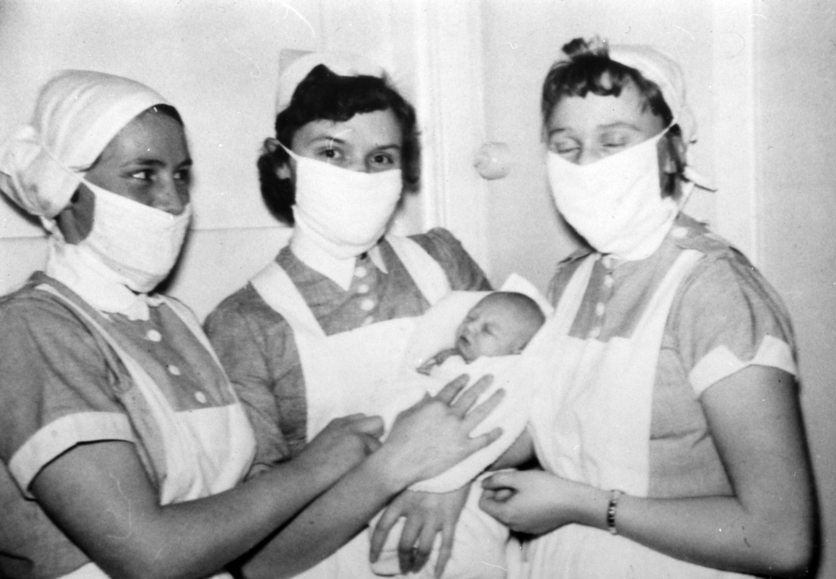Anno Domkirkeodden, 3 pleier med nyfødt barn på kvinneklinikken i Furnes. Til venstre er Turid Roterud (F. Sandvold).