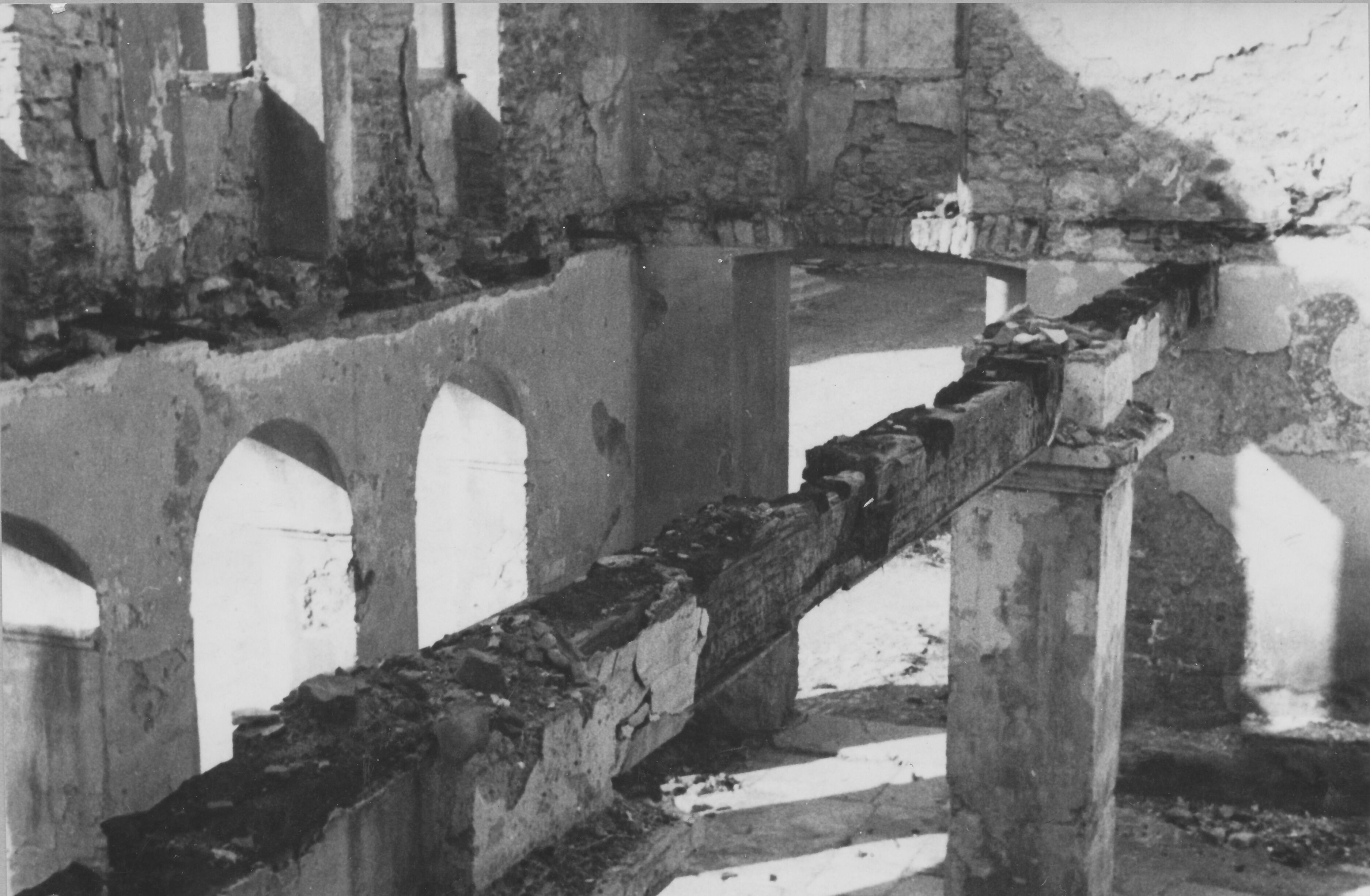 Branko Fučić, Barban, Gradska loža, unutrašnjost prizemlja oštećena od požara u ratu 1944.