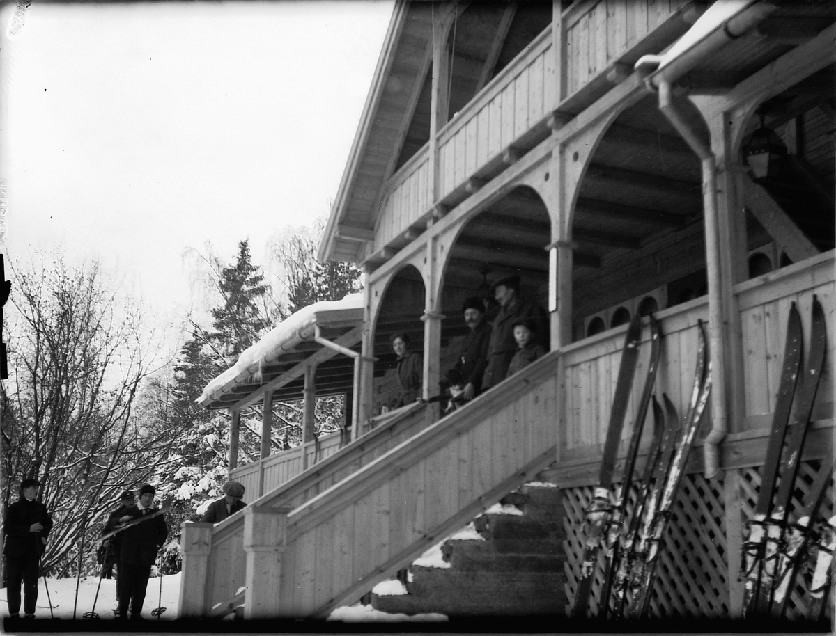 Ragnvald Andersen, Gruppe mennesker på Skistua på Alu, Hedmarkstoppen.