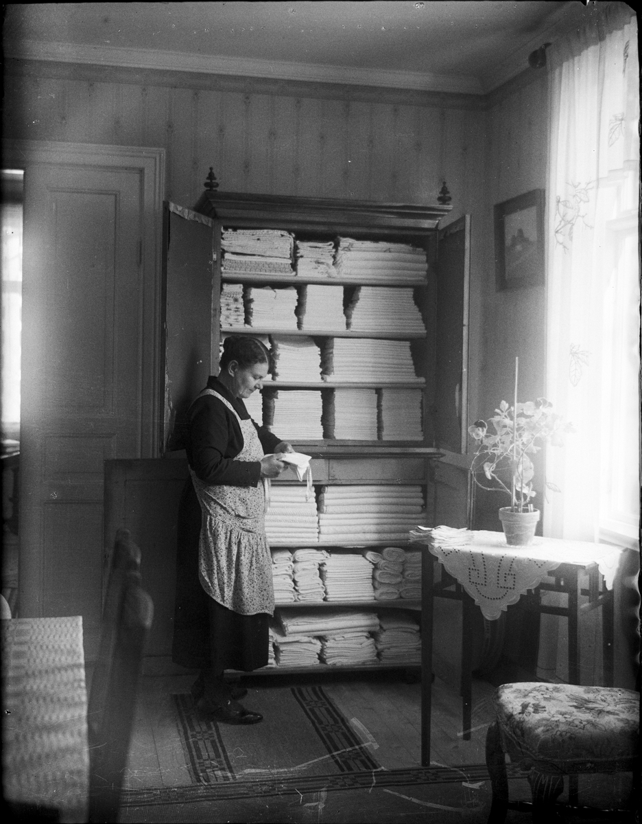 Skötsner-Edhlund, Gerda Edhlund i hemmet, Sjögatan, Östhammar, Uppland
