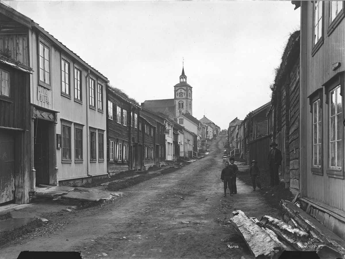 Axel Lindahl, Prot: Røros Gateparti