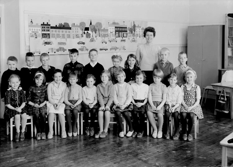 Sven Lindskog, Almby Östra school, classroom interior, 20 schoolchildren with teacher Miss Marianne Granath. Class 1ai, Room 1.