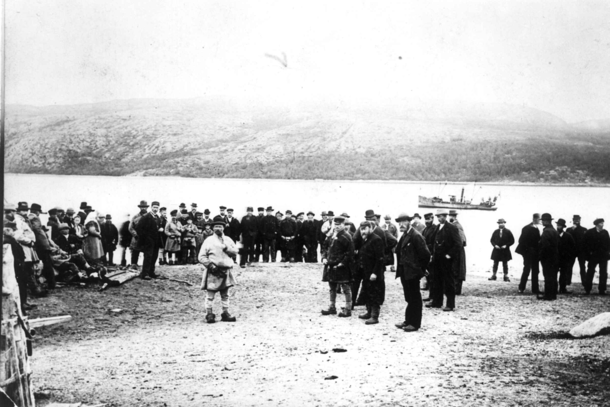 Ellisif Rannveig Wessel, Sosialistisk agitasjonsmøte i fjæra nær herredshuset, Kirkenes, Sør-Varanger, Finnmark, 1897 eller 1898. Lokalbåten D/S "Varanger" ankommet.