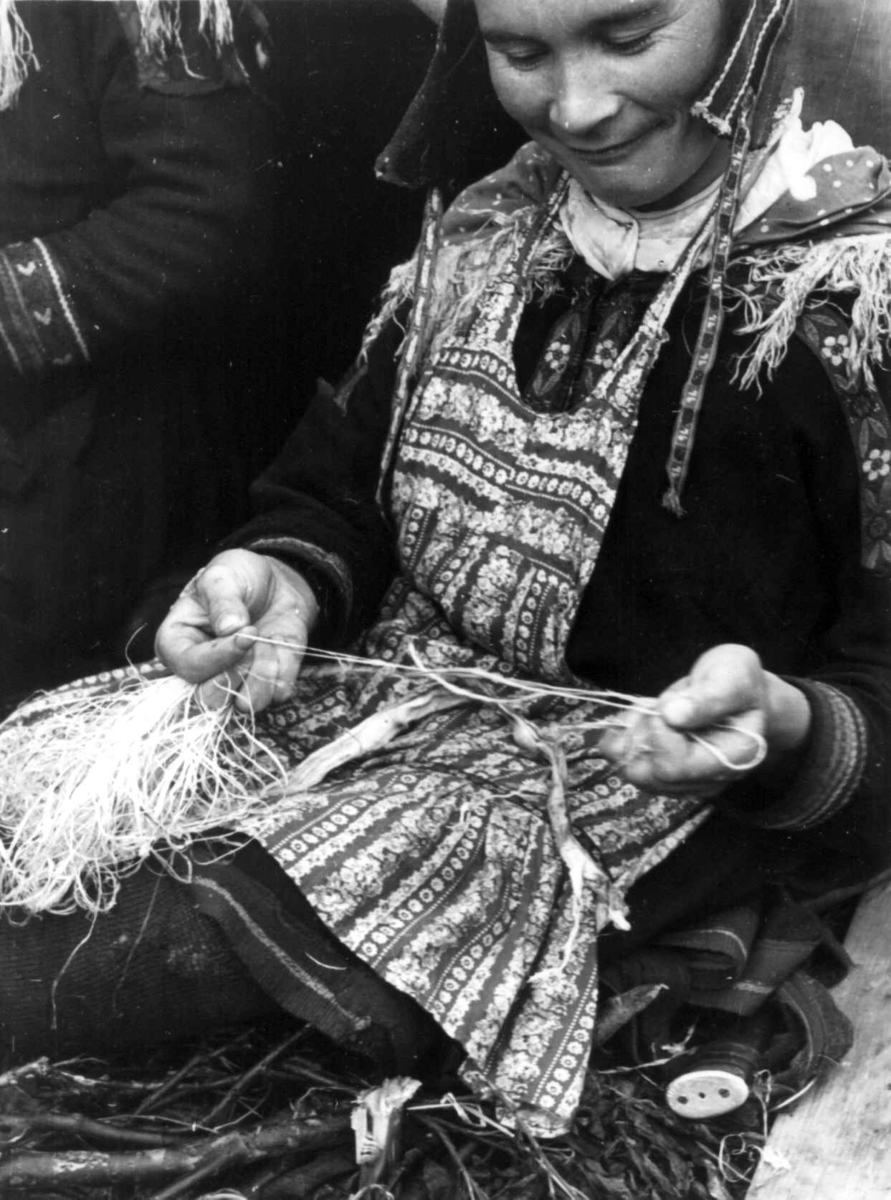 Anna Grostøl, En kvinne bearbeider senetråd. Olderdalen, Kåfjord, Troms 1947.