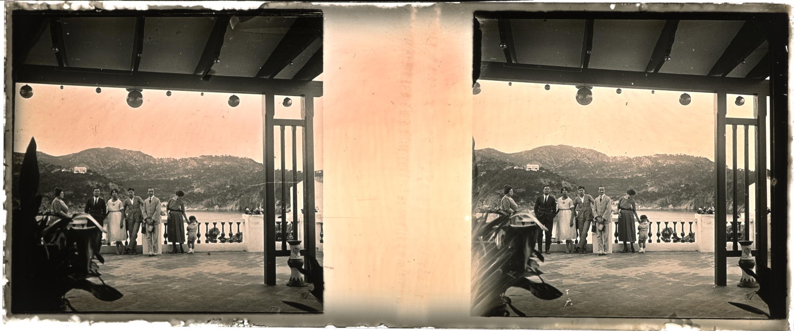 Desconegut, [Retrat en un balcó]