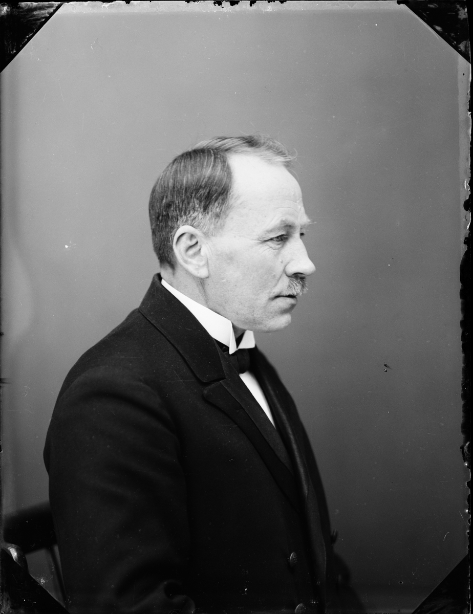 Skötsner-Edhlund, Ateljéporträtt - Karl Gustaf Fröman från Ed, Börstils socken, Uppland