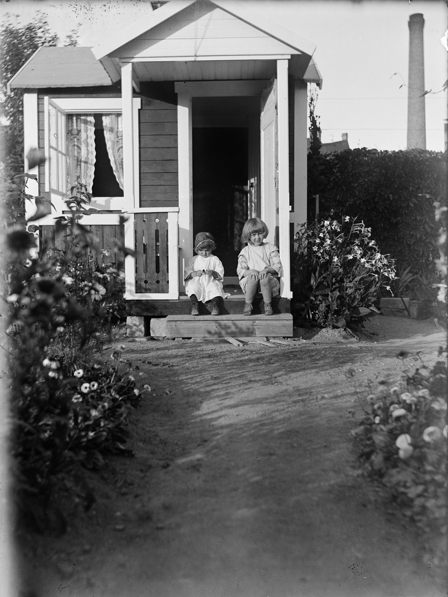 Josef Ärnström, Sannolikt Inga-Britt och Karl Ärnström på trappen till familjens kolonistuga, nuvarande kvarteret Luthagsstranden, Luthagen, Uppsala
