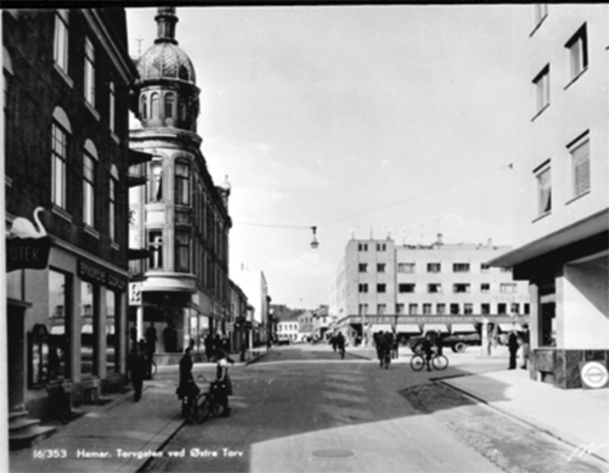 Anno Domkirkeodden, FRA SVANEAPOTEKET TORGGATA 24/VANGSVEGEN MOT ØSTRE TORG OG HOTELL ASTORIA, FOLKELIV, SYKLER.