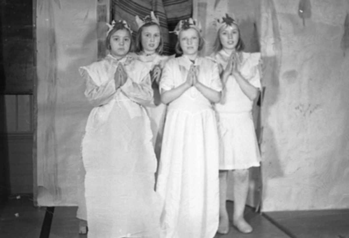 Anno Domkirkeodden, TABLÅ, TEATERFORESTILLING, GRUPPE 4 SKUESPILLERE, JENTER, SØRHOLTE SKOLE