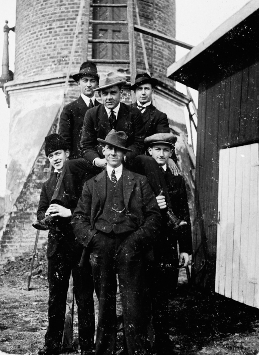 Anno Domkirkeodden, 6 unge menn oppstillt ved vanntårnet, Brumunddal stasjon. Fra venstre er Martinus Olsen, Wilberg, Marthinus Larsen. Foran fra venstre er Birger Bækkevold, Hans Holter, Harald Hansen.