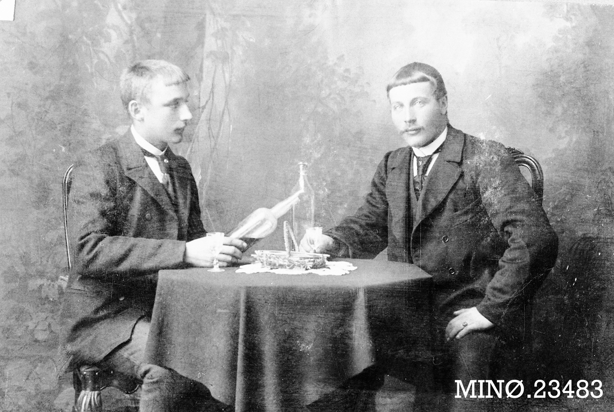 Iv. Olsen, Portrett av to unge menn