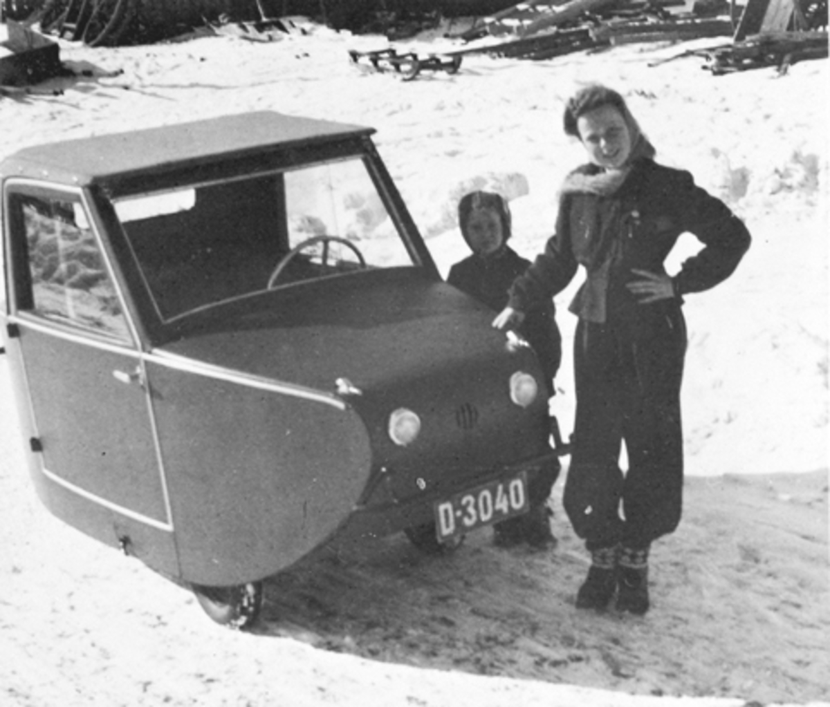 Anno Domkirkeodden, INGENIØR SVERRE HAGEN MEK. VERKSTED, LINDBERGBAKKEN 3, ELEKTRISK BIL, D-3040, PRODUSERT I BRUMUNDDAL, UKJENT KVINNE OG BARN,