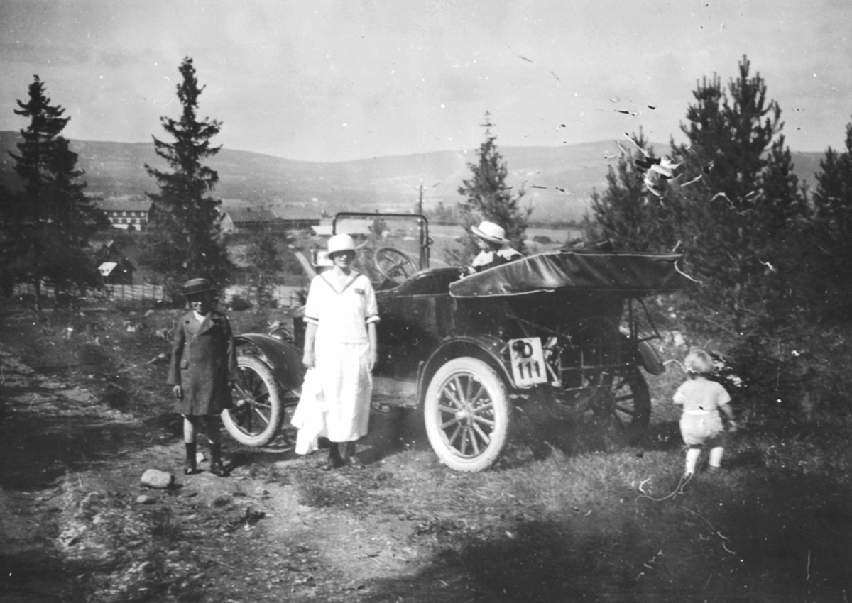 Anno Domkirkeodden, Familien til tannlege Karl Løken på biltur i Furnes, Ringsaker. Bilen er en Ford T, 1919-22 modell, D-111.