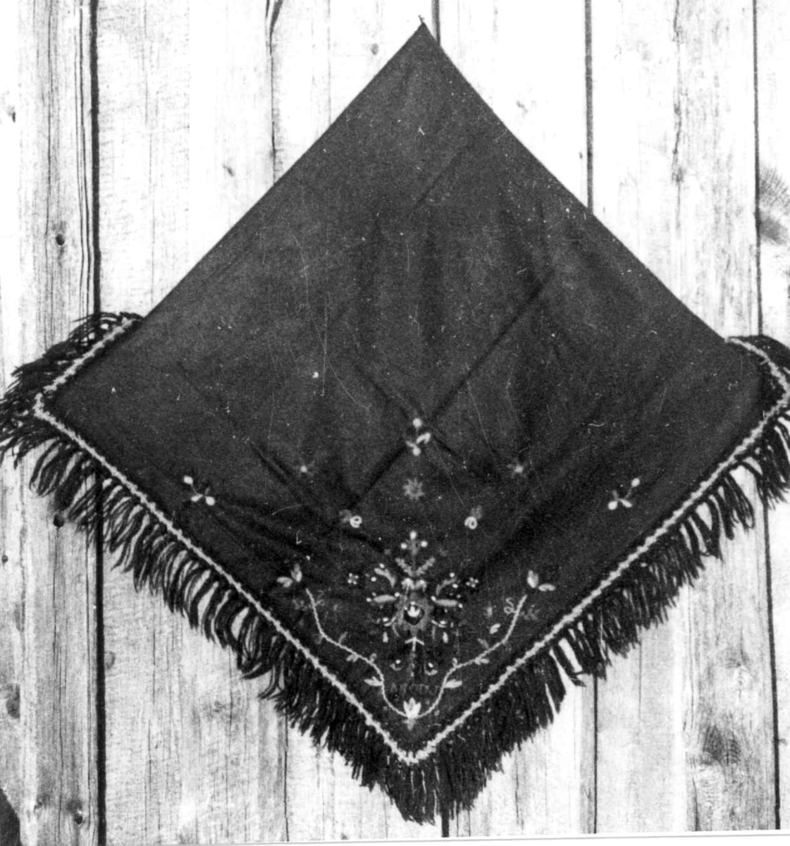 Anna Grostøl, Tørkle med broderi.