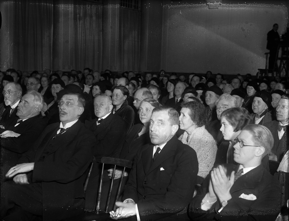 Paul Sandberg, "Vacker femtioårsfest" - Uppsala arbetarinstitut firar 50-årsjubileum, åhörare i samlingssalen, KFUM-borgen, Uppsala 1933