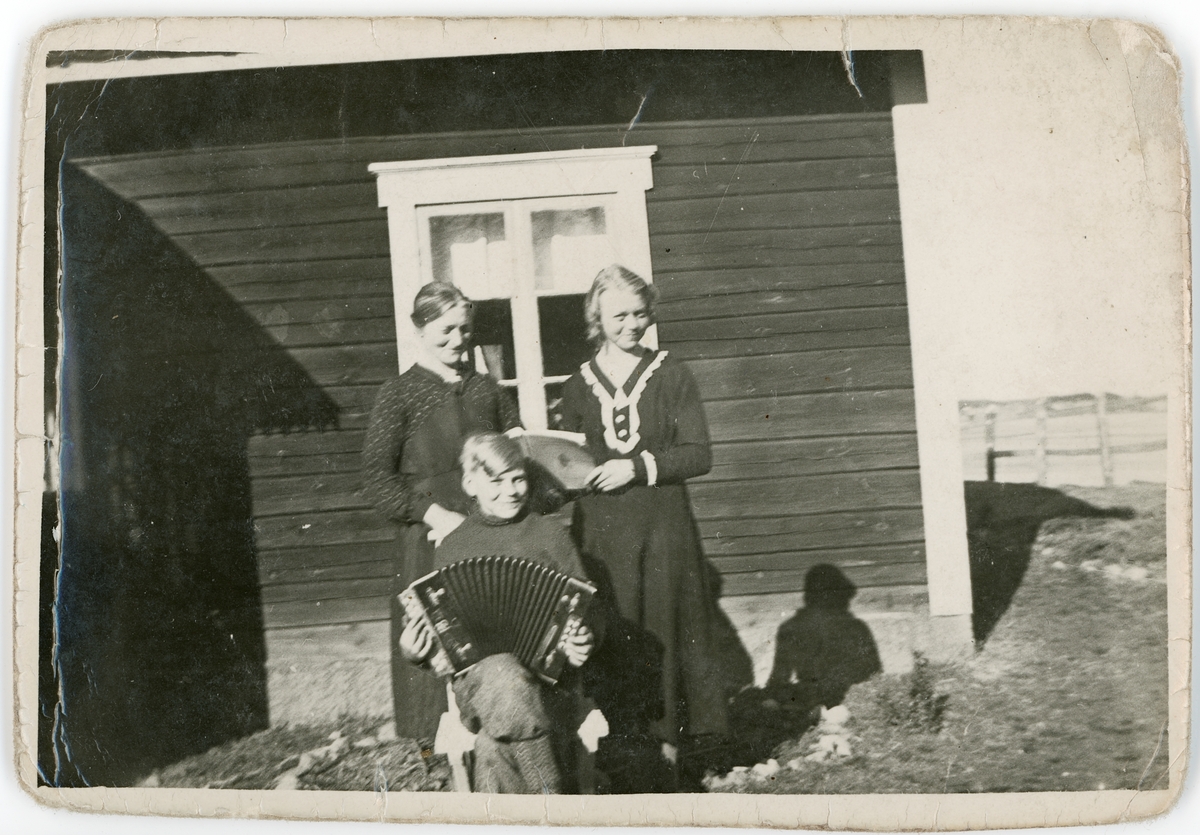Okänd,, Signe med barnen Agnes och Nisse, Tjälinge, Uppland 1930-talet