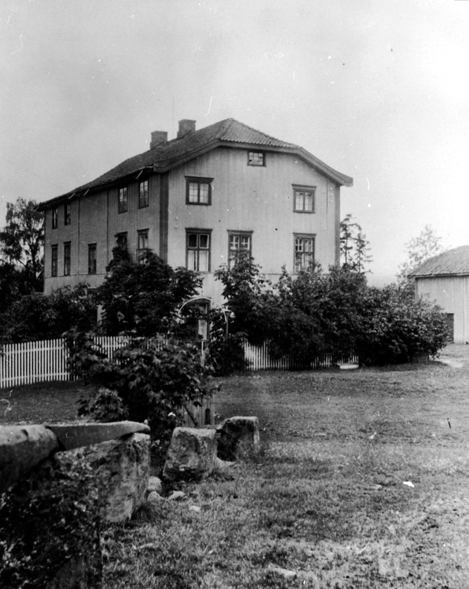 Anno Domkirkeodden, Eksteriør, hovedbygningen på Nerderkvern gård, Brumunddal.