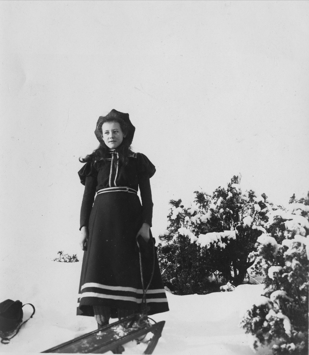 Robert Collett, Pike med kjelke i vinterlandskap, ukjent sted. Serie tatt av Robert Collett (1842-1913), amatørfotograf og professor i zoologi.