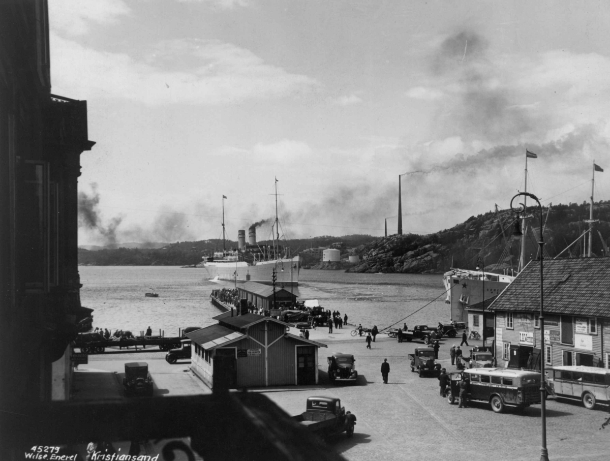 Anders Beer Wilse, Wilse original. Kristiansand, fra havnen med skip, biler, busser og folkeliv.