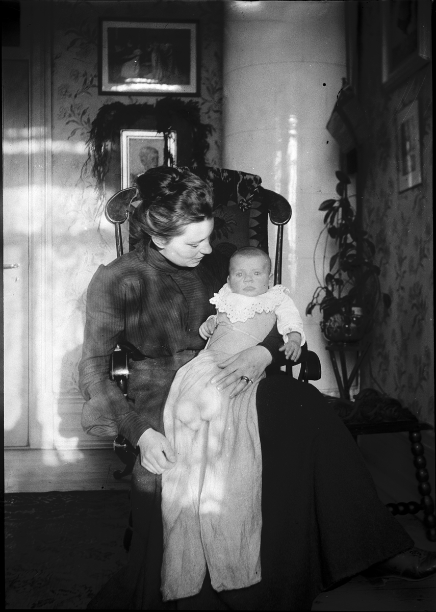 Okänd,, Christiane Liljefors med sonen Alf i hemmet, sannolikt i Göteborg, Sverige 1905