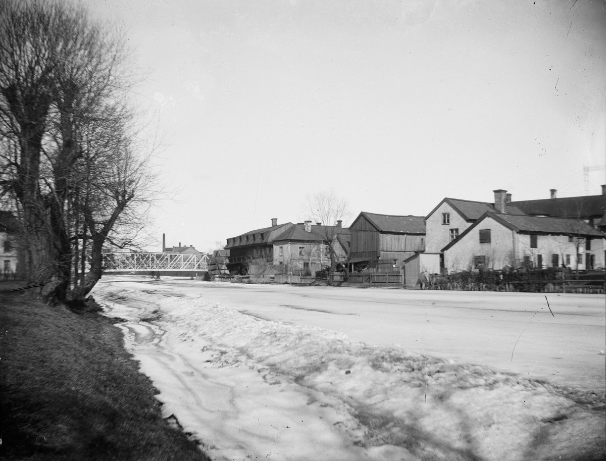 Carl Liljefors, Gångbron vid Skolgatan, före Haglunds bro, och kvarteret Lindormen, Uppsala 1901