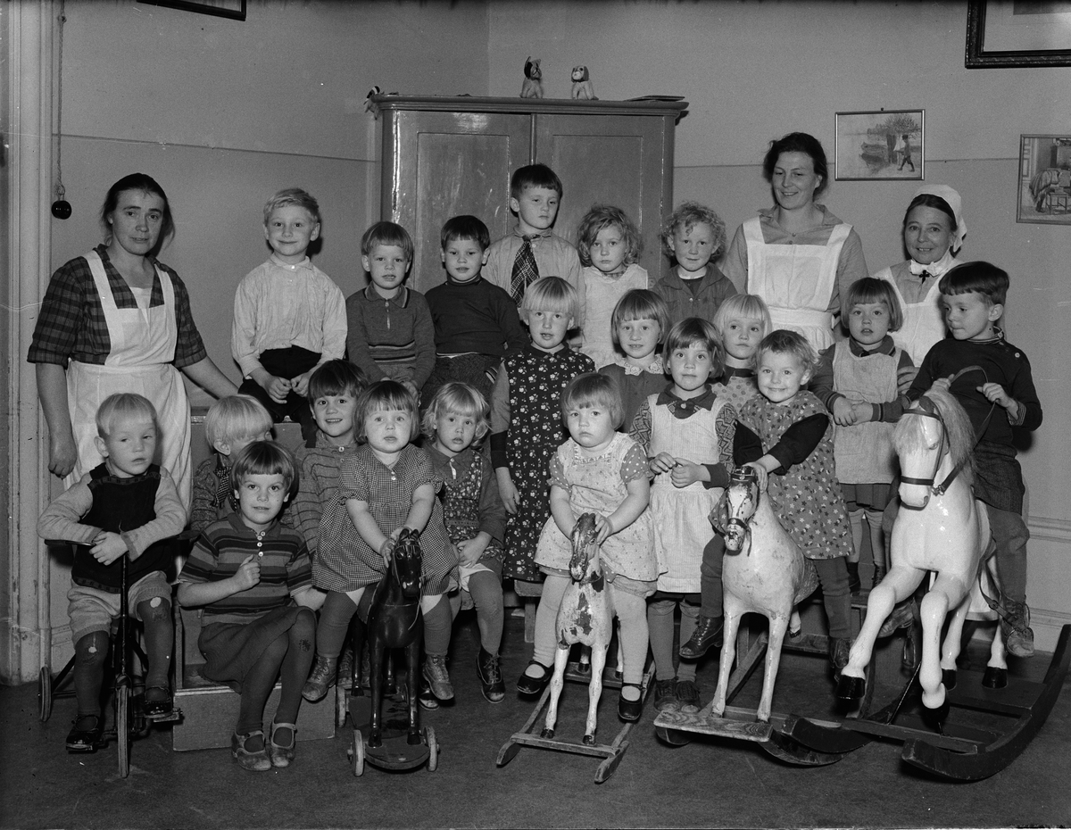 Paul Sandberg, “Children’s crib’s toes in the play,” Vindhem’s crib