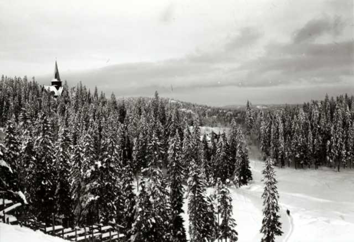Hermann Christian Neupert, Holmenkollen kapell, Oslo. Vintermotiv med kapellet og skiløper.