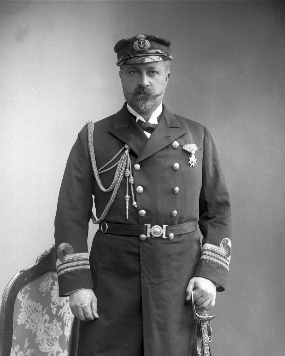 Gustav Borgen, Portrett, Gustav Christian Oscar Rehbinder Gade (1863-1926) i uniform som kommandør i marinen.