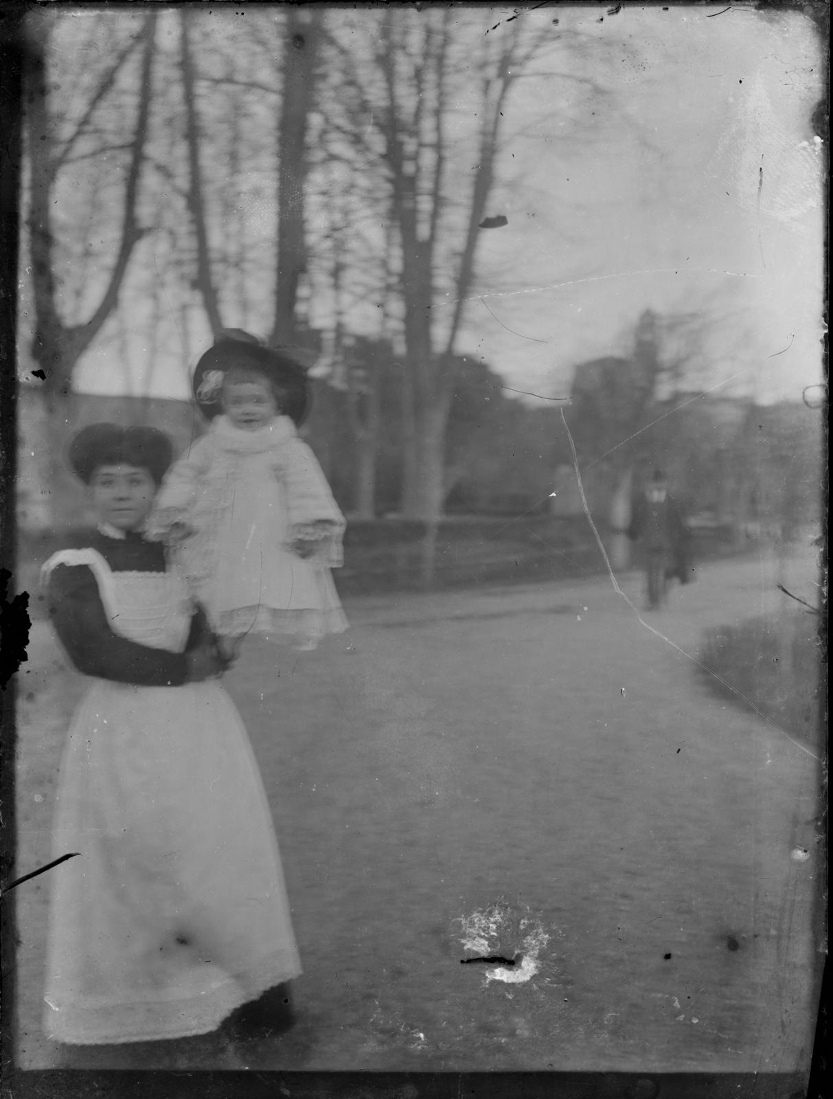 Desconegut, [Portrait of a nanny and a child]