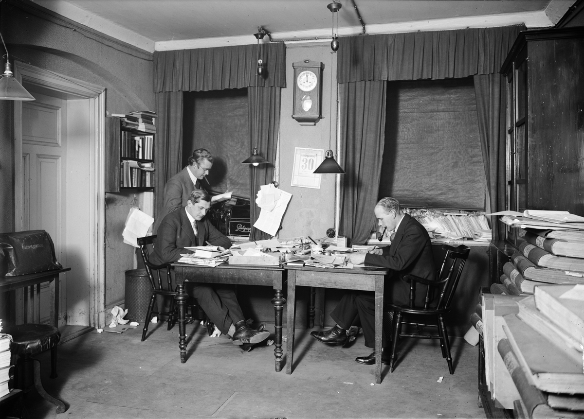 Paul Sandberg, Helge Gad, Ellis Edman och Torsten Rehnström, Upsala Nya Tidnings lokaler i Oxenstiernska huset vid Riddartorget, Uppsala före 1928