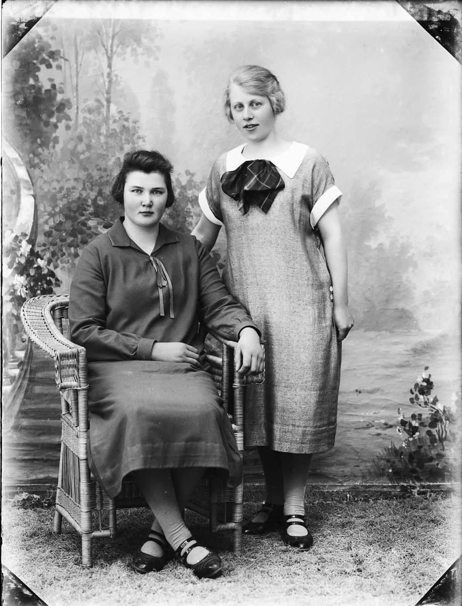 Skötsner-Edhlund, Ateljéporträtt - kvinna och Hulda Karlsson från Harg socken, Uppland 1926