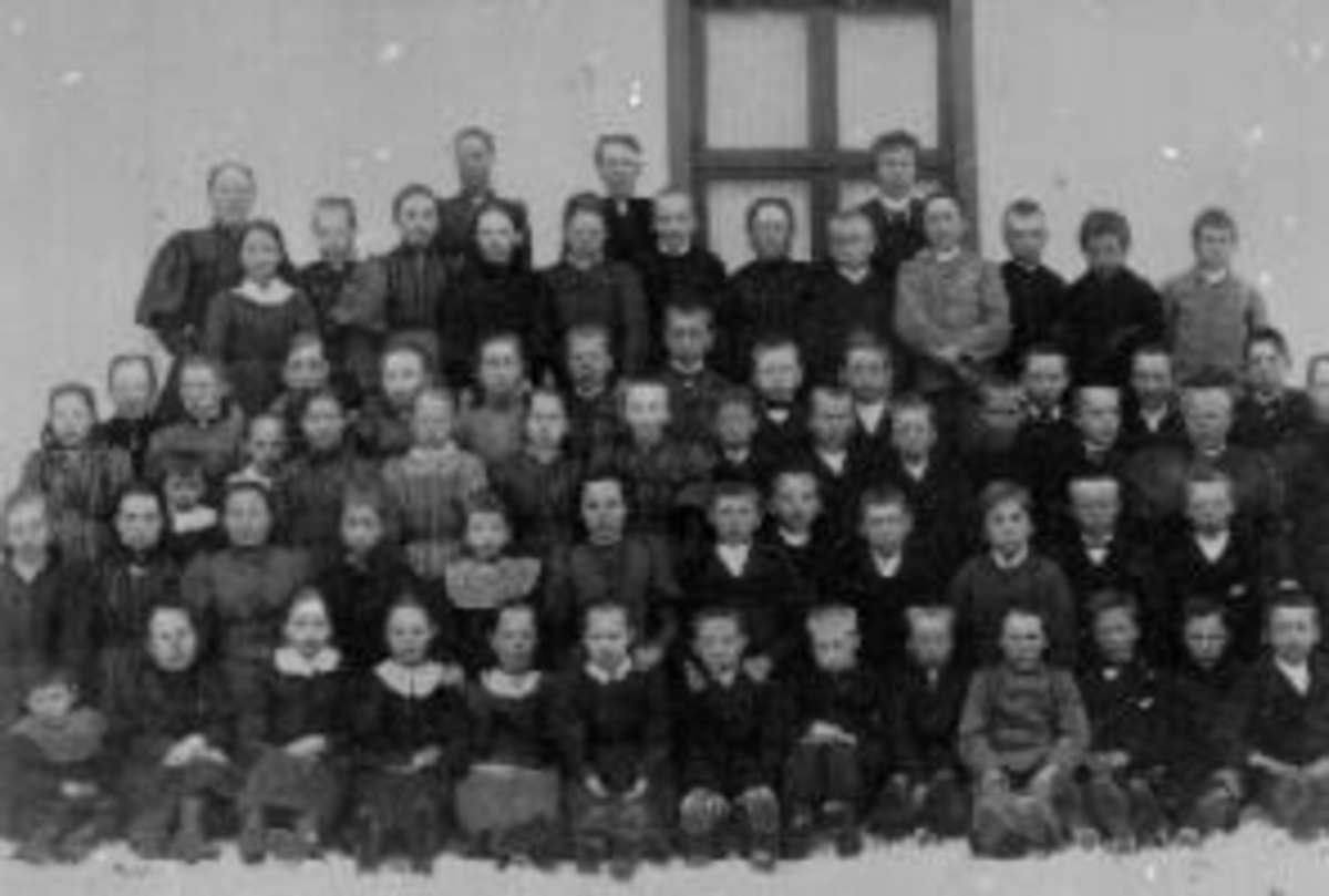 Anno Domkirkeodden, Stor gruppe skoleelever oppstillt utenfor Kirkekretsen skole, Veldre, Ringsaker. Lærere er Oline Rud.
