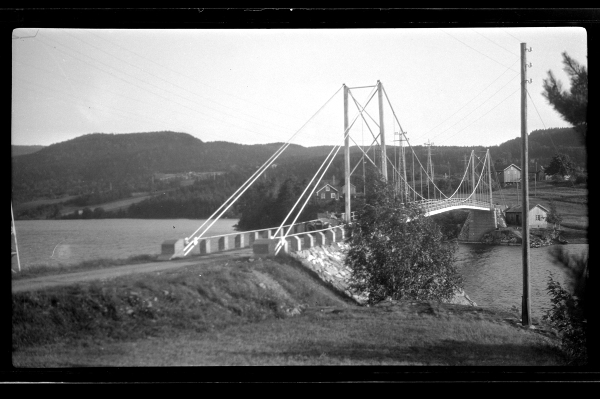 Rolf Sr. Sundt, Hengebro på ukjent sted. Fotografert 1928.