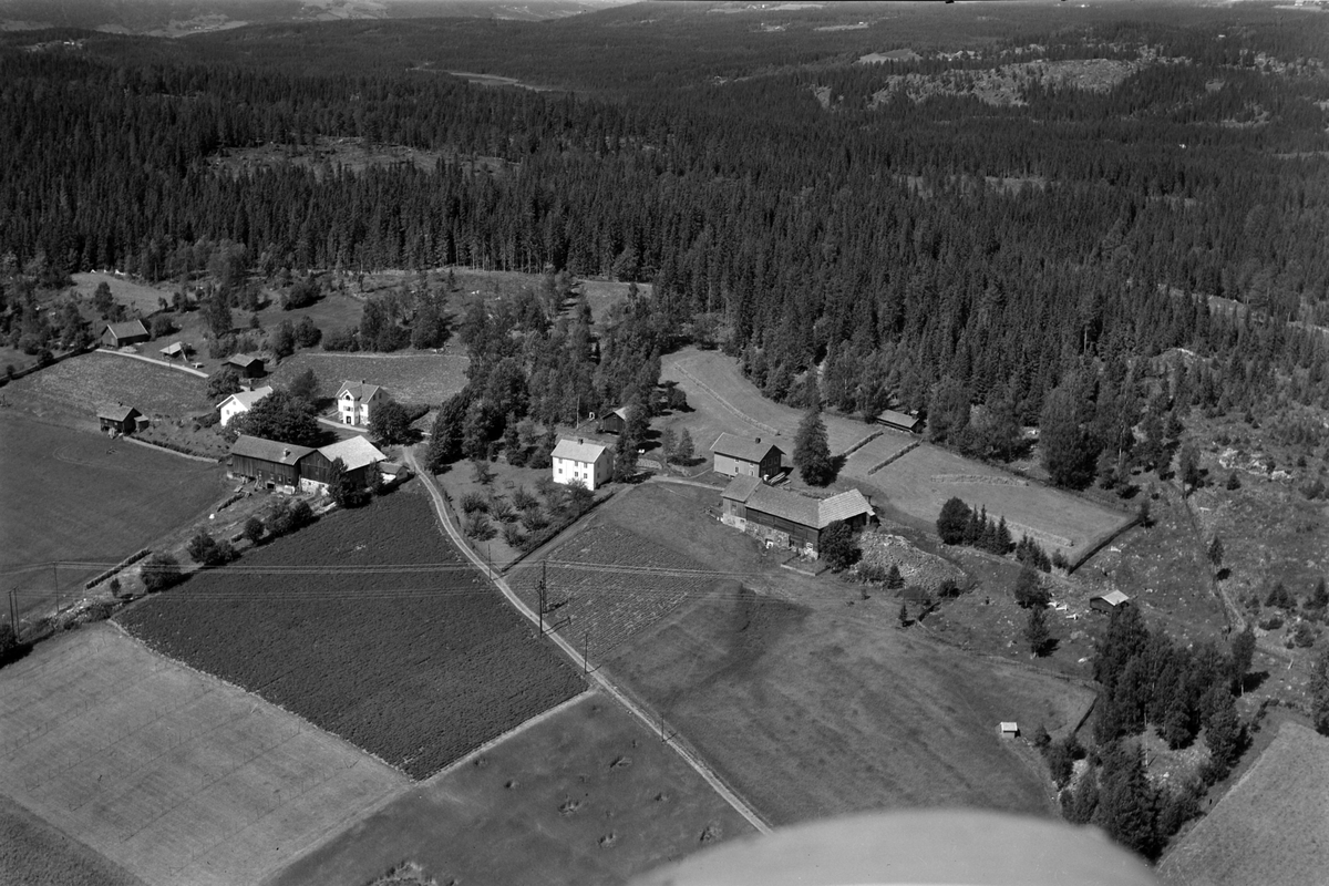 Widerøes Flyveselskap A/S, Flyfoto ukjente garder, Brøttum, Ringsaker.