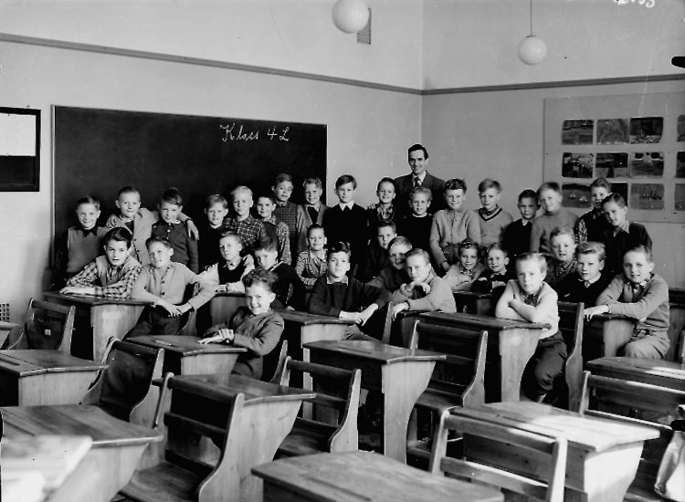 Sven Lindskog, Engelbrektsskolan, klassrumsinteriör, 33 pojkar med lärare Arne Åhman. Klass 4L, sal 3.