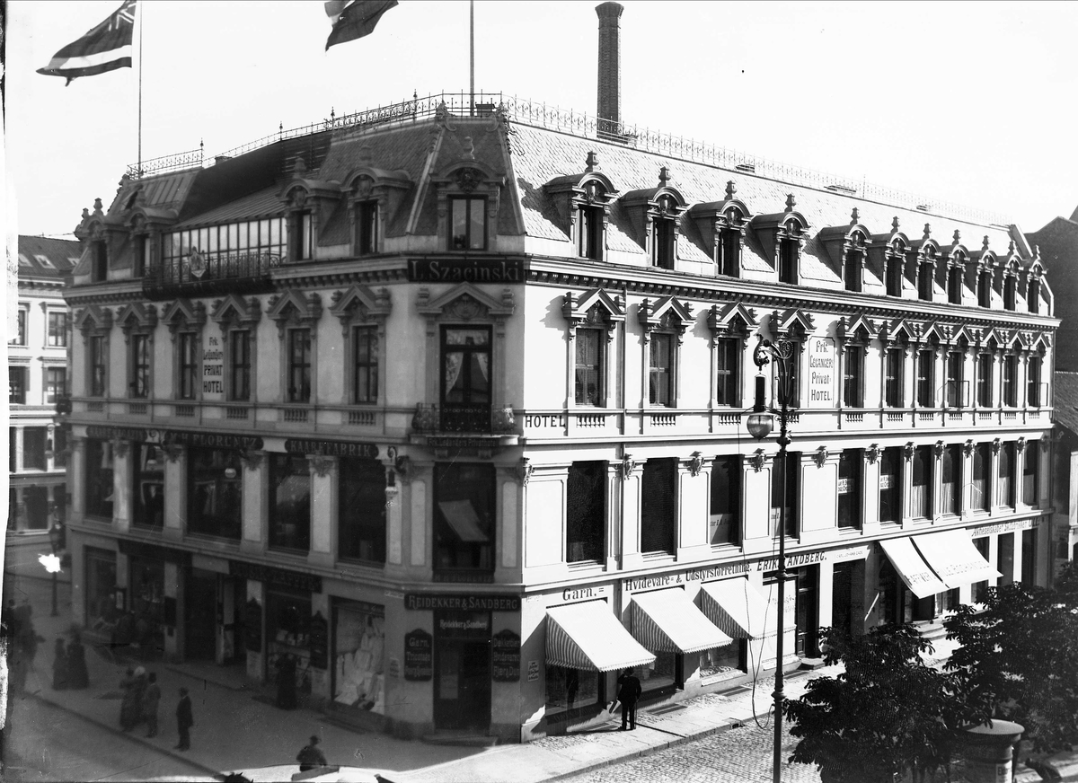 Solveig Lund, Fotograf L.Szacinskis studio i Karl Johans gade 20, Oslo. Kjennetegnet på eksteriøret ved glassoverbygningen.