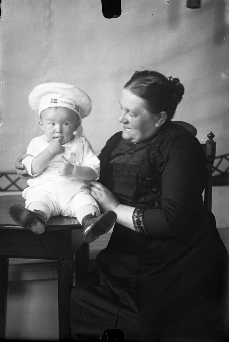 Oscar Holte, Portrett av kvinne og et lite barn