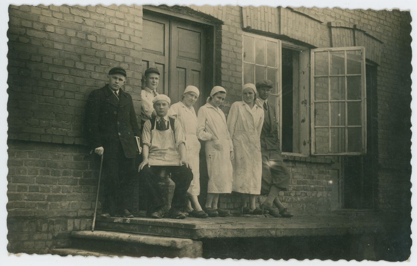 Nežinomas fotografas, Grupelė pieninės darbuotojų prie senosios Jurbarko pieninės