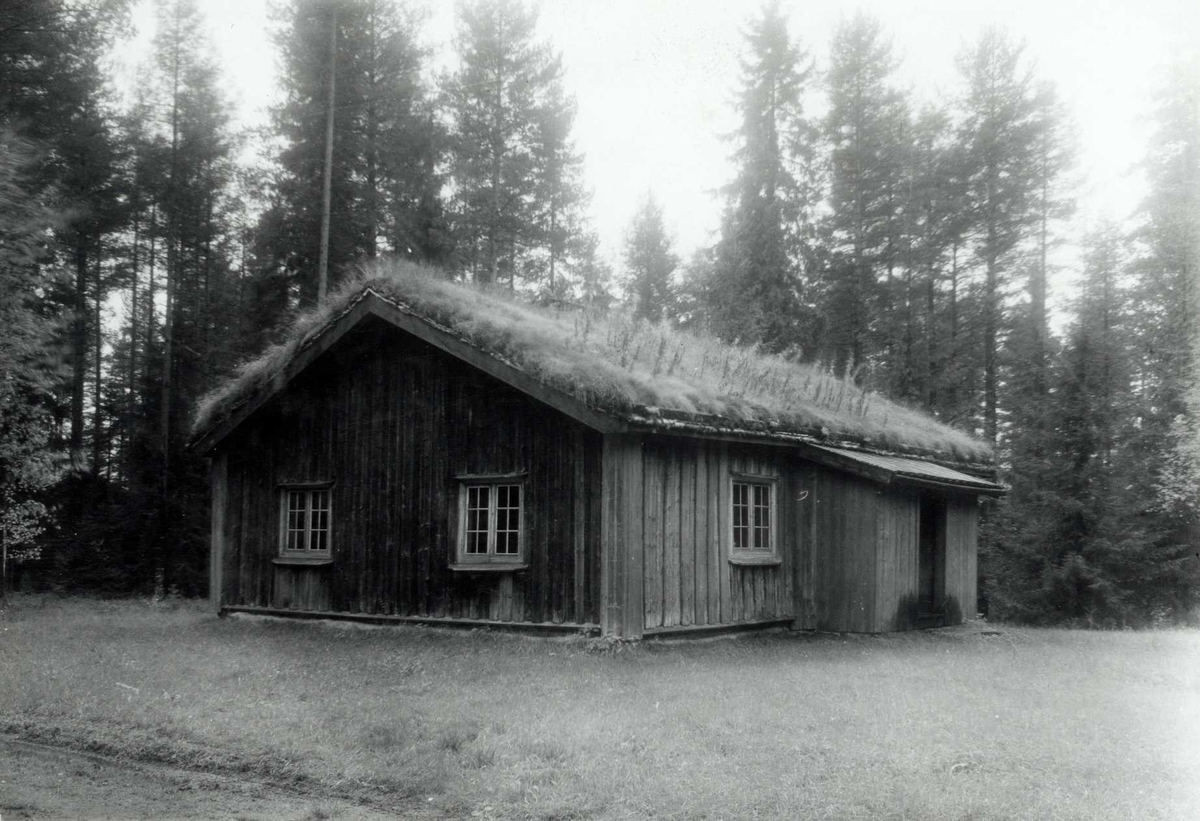 Gisle Midttun, Hofsløkka, Elverum, Sør-Østerdal, Hedmark. Lita stua med torv på taket. Nå på Glomdalsmuseet.
