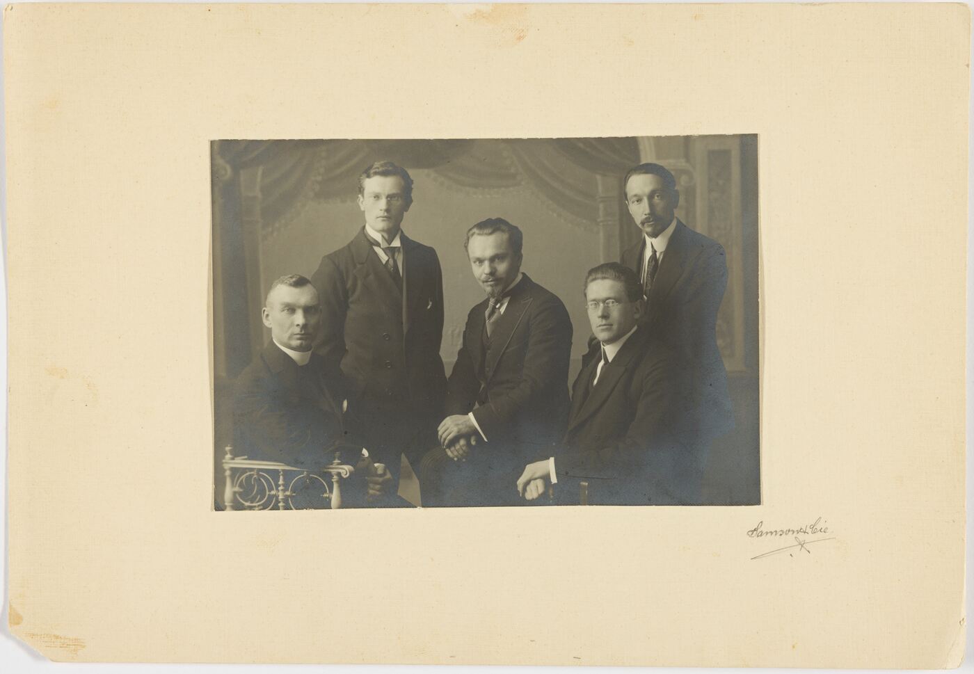 Nežinomas fotografas, Fotostudijoje pozuoja Juozas Dabužis, Kazys Pakštas, Izidorius Tamošaitis, Vincas Mykolaitis-Putinas, Stasys Šalkauskis