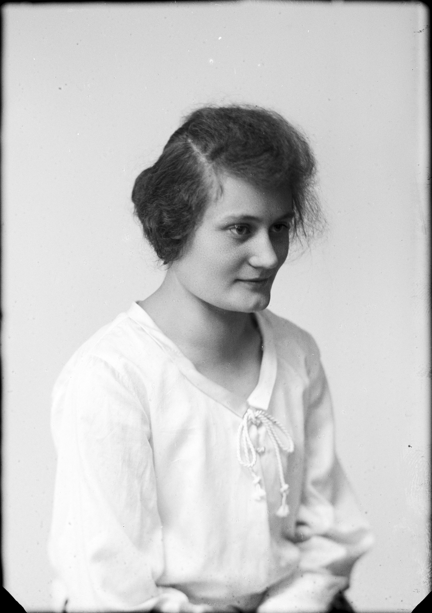 Skötsner-Edhlund, Ateljé Portrait - Anna Pettersson from Singö, Uppland 1922