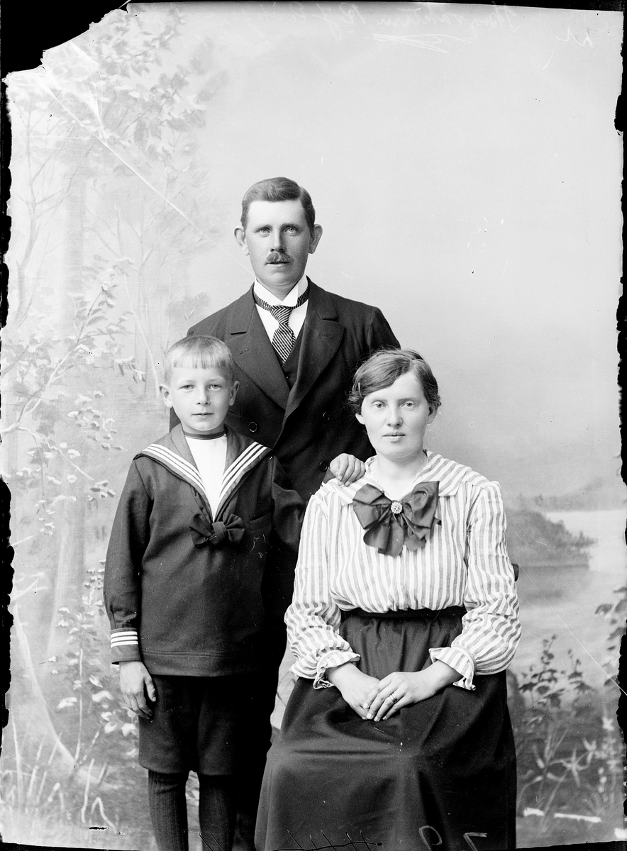 Skötsner-Edhlund, Ateljéporträtt - familjen Eriksson från Masugnen, Harg socken Uppland