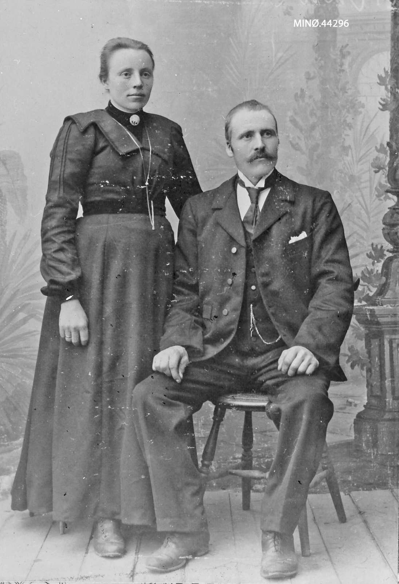 Rachel Haarseth, Personer (to), klær.