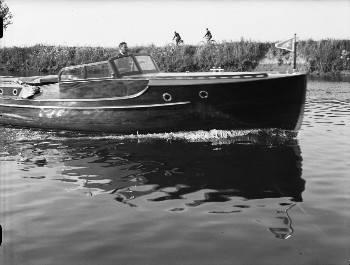 Paul Sandberg, Motorbåt, sannolikt på Fyrisån, Uppsala, 1936