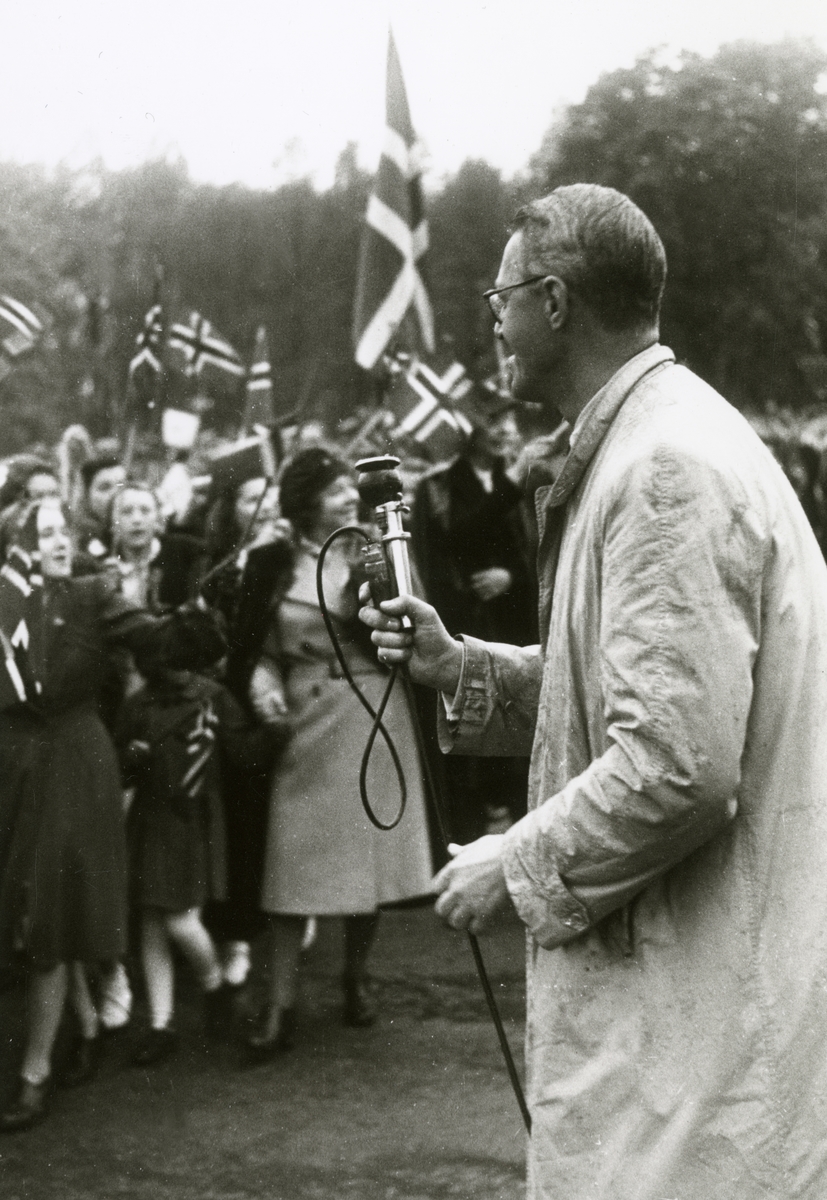 Anders Beer Wilse, Fra fredsdagene i 1945.Fra Slottsplassen. I forgrunnen reporter med mikrofon.