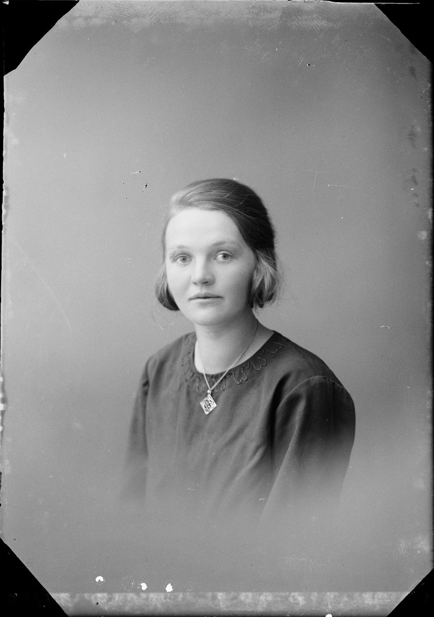 Skötsner-Edhlund, Ateljéporträtt - Namy Malmsten från Elvisjö, Börstil socken, Uppland 1923