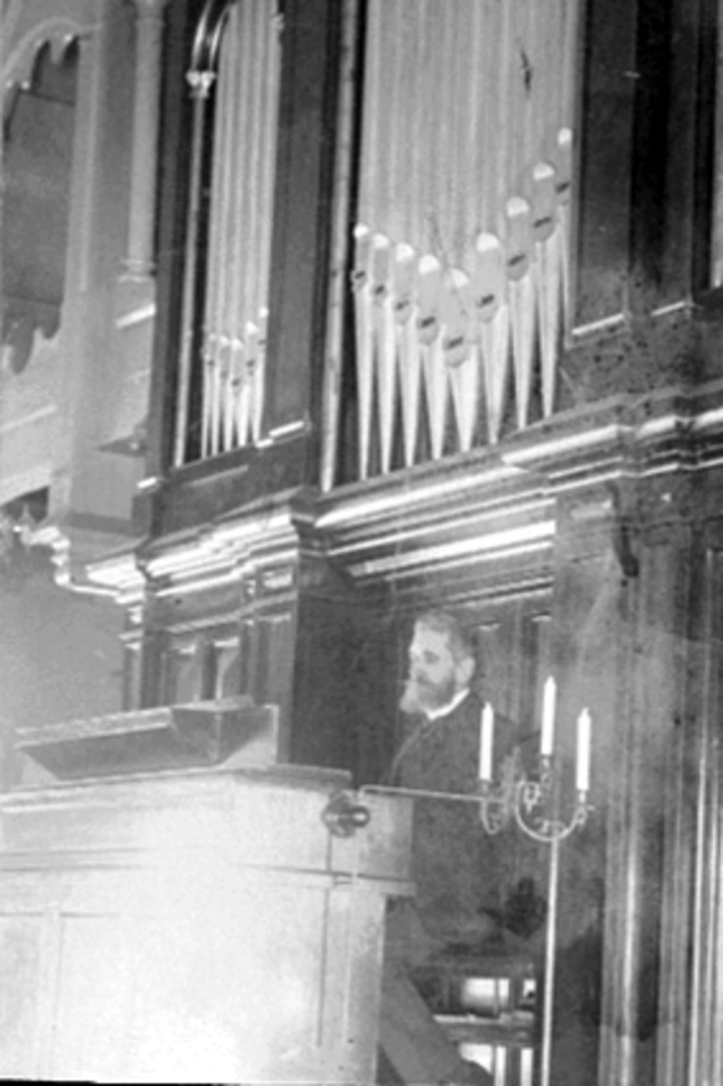 Anno Domkirkeodden, Ingmar Messelt, musikklærer, ble ansatt som organist i 1883. Hamar Domkirke, spiller kirkeorgel.