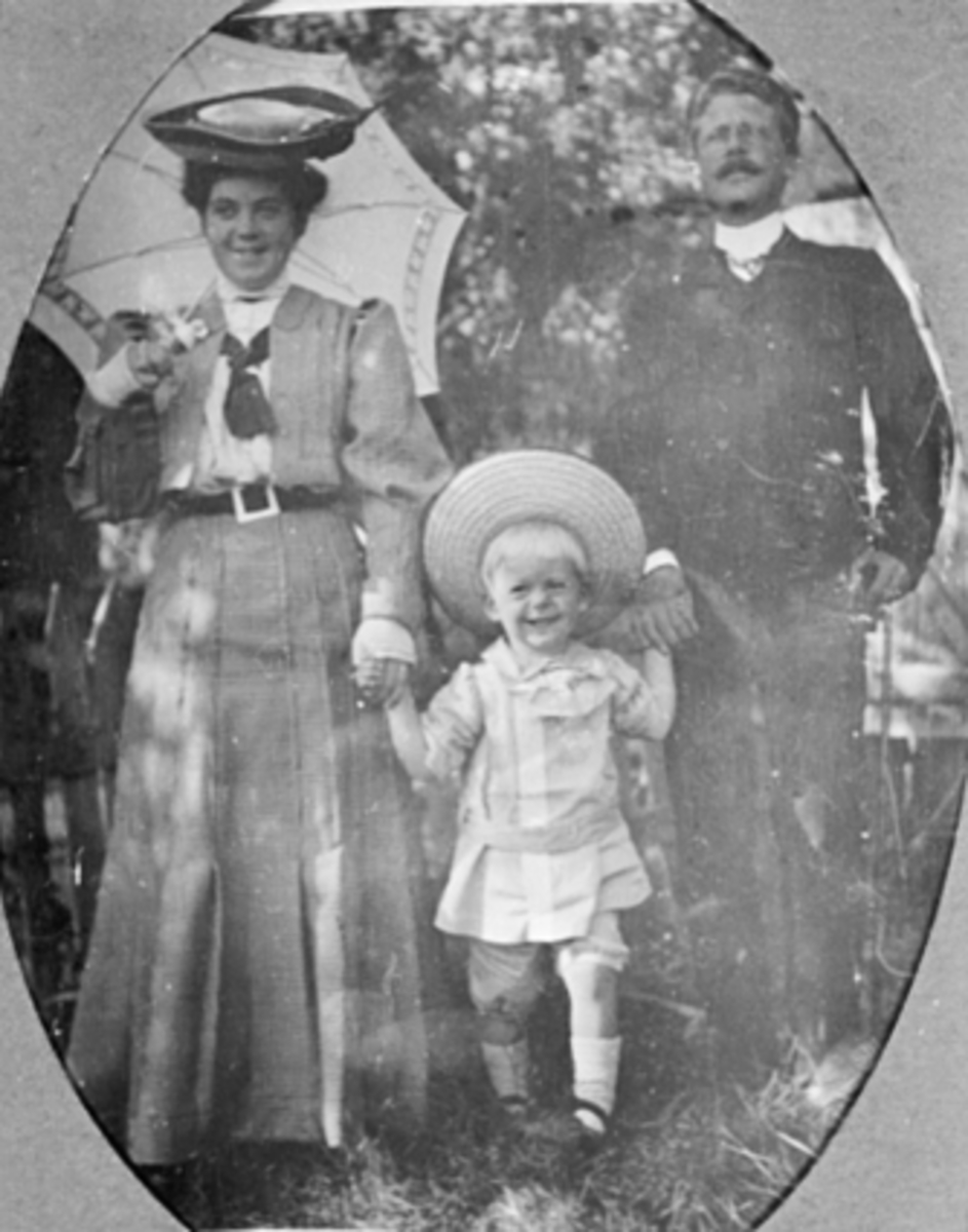 Anno Domkirkeodden, GRUPPE 3, FAMILIE, MOR, SØNN OG FAR, FINKLEDD.