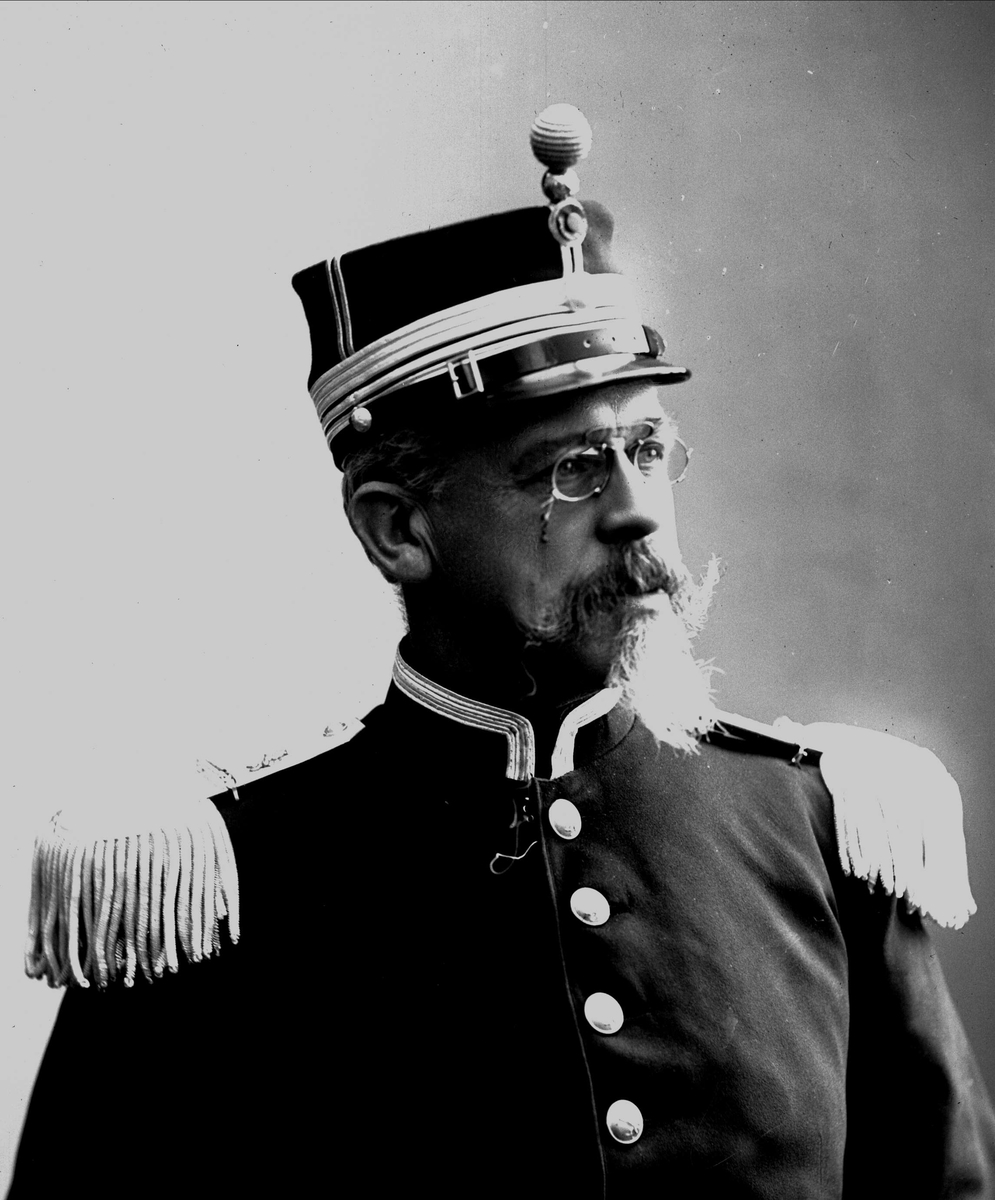 Gustav Borgen, Portrett, Fredrik Meltzer Brun (født 1848), i uniform som oberstløytnant ved infanteriet som reglementert fra 1894 til 1910.
